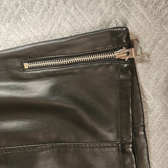 Express, Women's Size 4, Mini Black Faux Leather skirt with  Zipper Detail - Picture 4 of 7